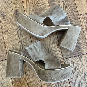 Lisa Vicky suede heels